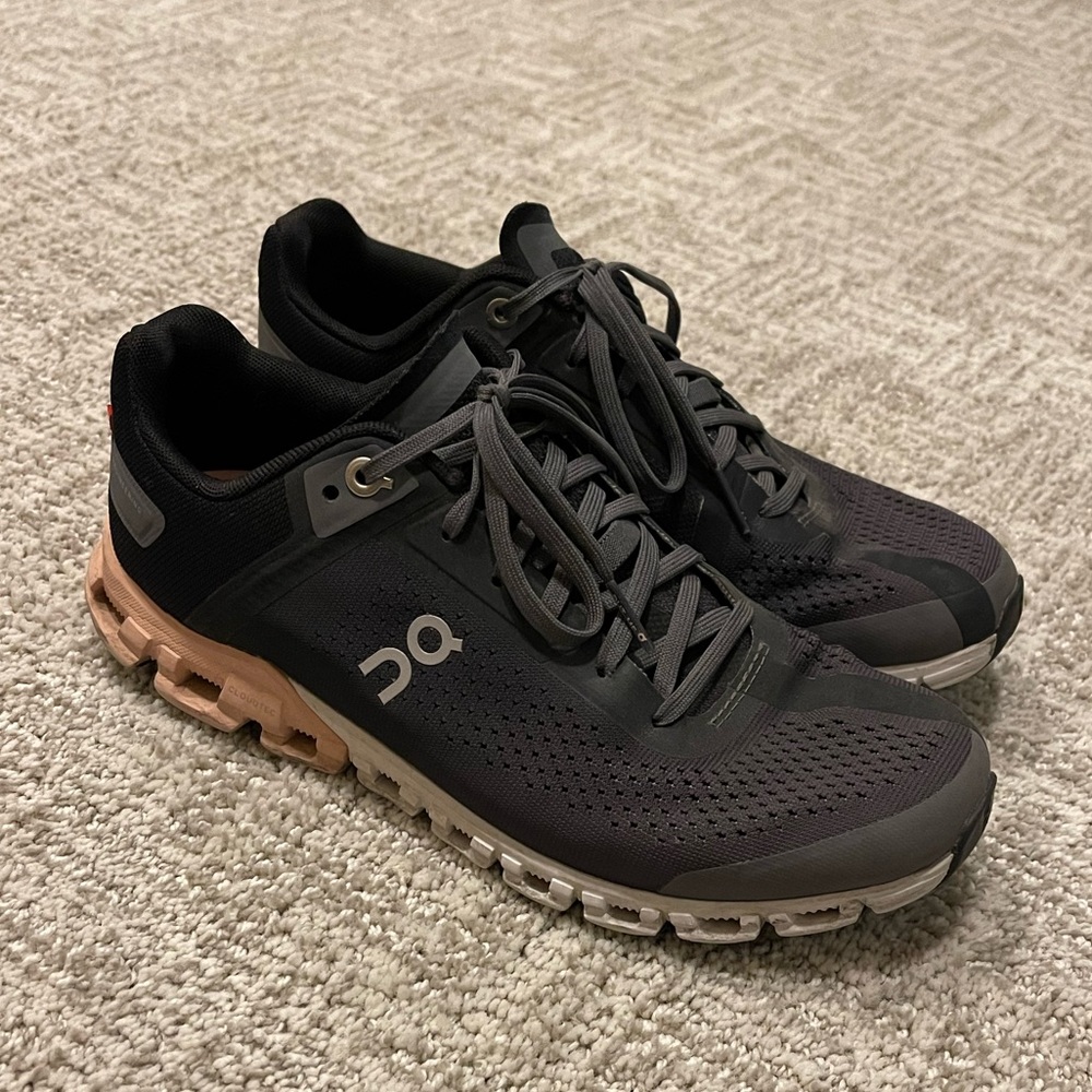 On cloudflow rock/rose size: 7.5